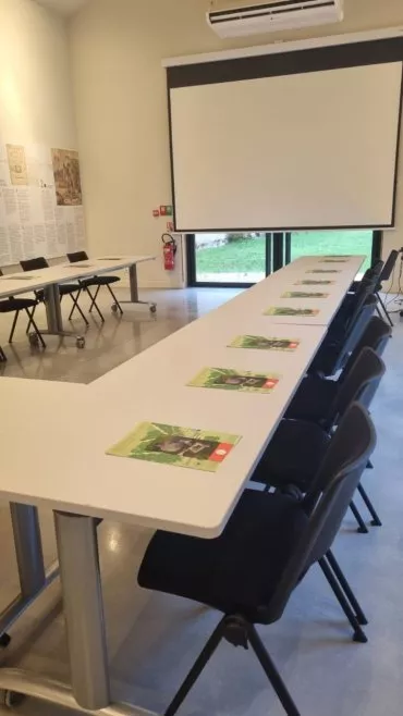 Illustration de Grande salle : disposition en U 
