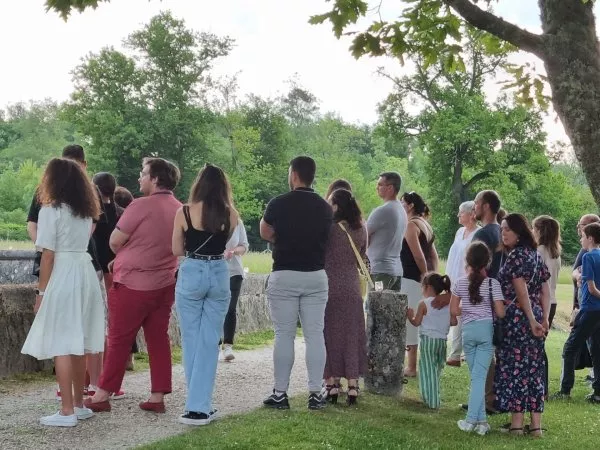 Public lors d'une visite du château de La Brède