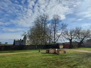 Illustration de Vue sur le château depuis l'ancienne ferme
