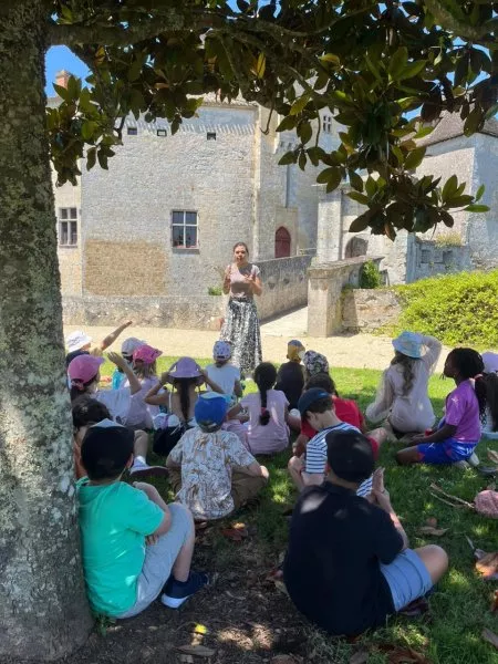 Classe participant à une visite "Moyen Âge"