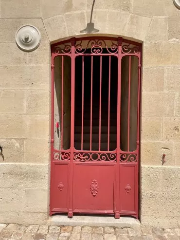 Illustration de La ferme après restauration - détail d'une porte