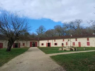 Illustration de L'ancienne ferme depuis la cour