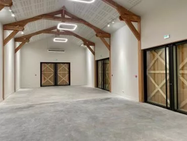 Illustration de La ferme après restauration - la grande salle ouverte à la location