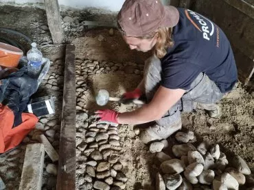 Illustration de Ferme : restauration du sol en calade de l'étable