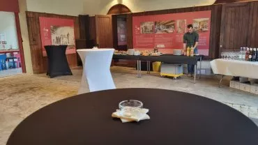 Illustration de Mise en place repas traiteur
