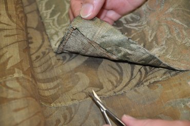 8_pour_l_etude_et_la_restauration_retrait_des_coutures_des_pieces_de_brocatelles_pour_acceder_au_damas.jpg