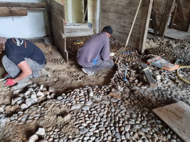 Ferme : restauration du sol en calade de l'étable