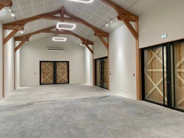La ferme après restauration - la grande salle ouverte à la location