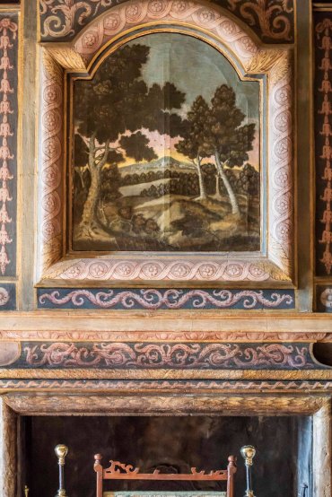 Décor de la cheminée de la chambre de Montesquieu ©Anaka